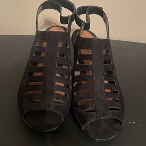 Black sandals with heel